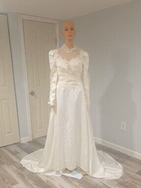Vintage 80s Alfred Angelo Ivory Lace Illusion Neck Long-Sleeve Wedding Dress